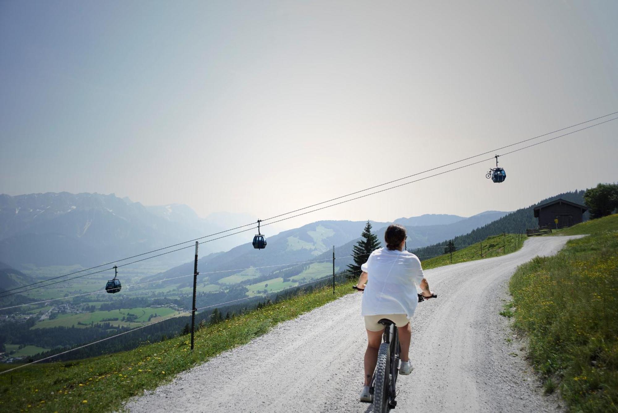 Holzhotel Forsthofalm ลีโอกัง ภายนอก รูปภาพ