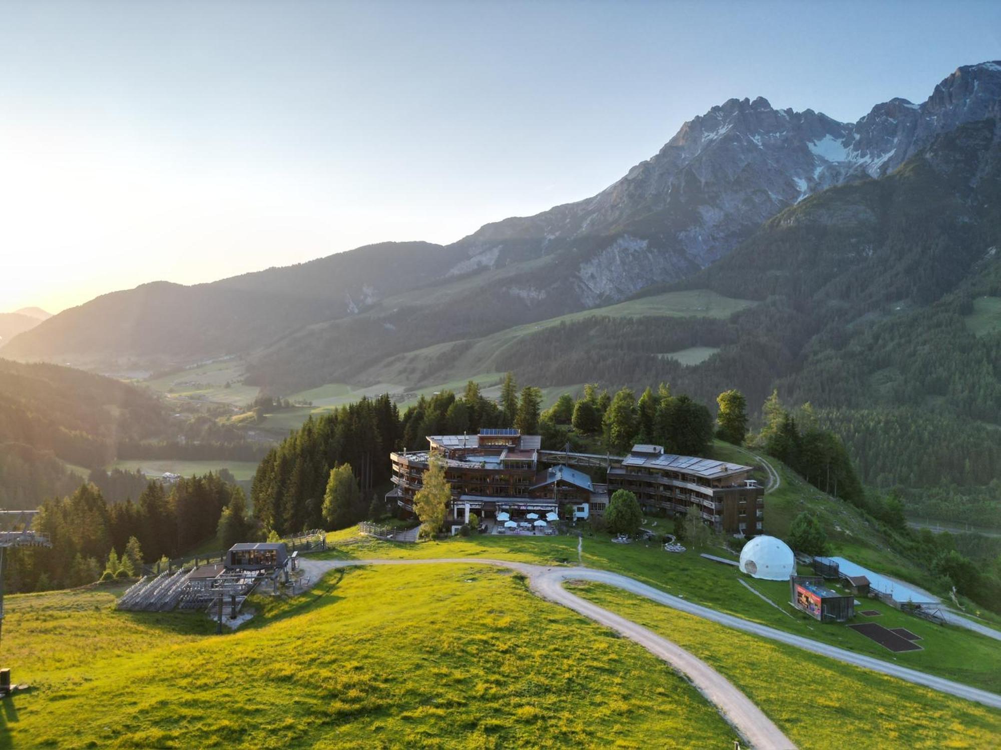 Holzhotel Forsthofalm ลีโอกัง ภายนอก รูปภาพ