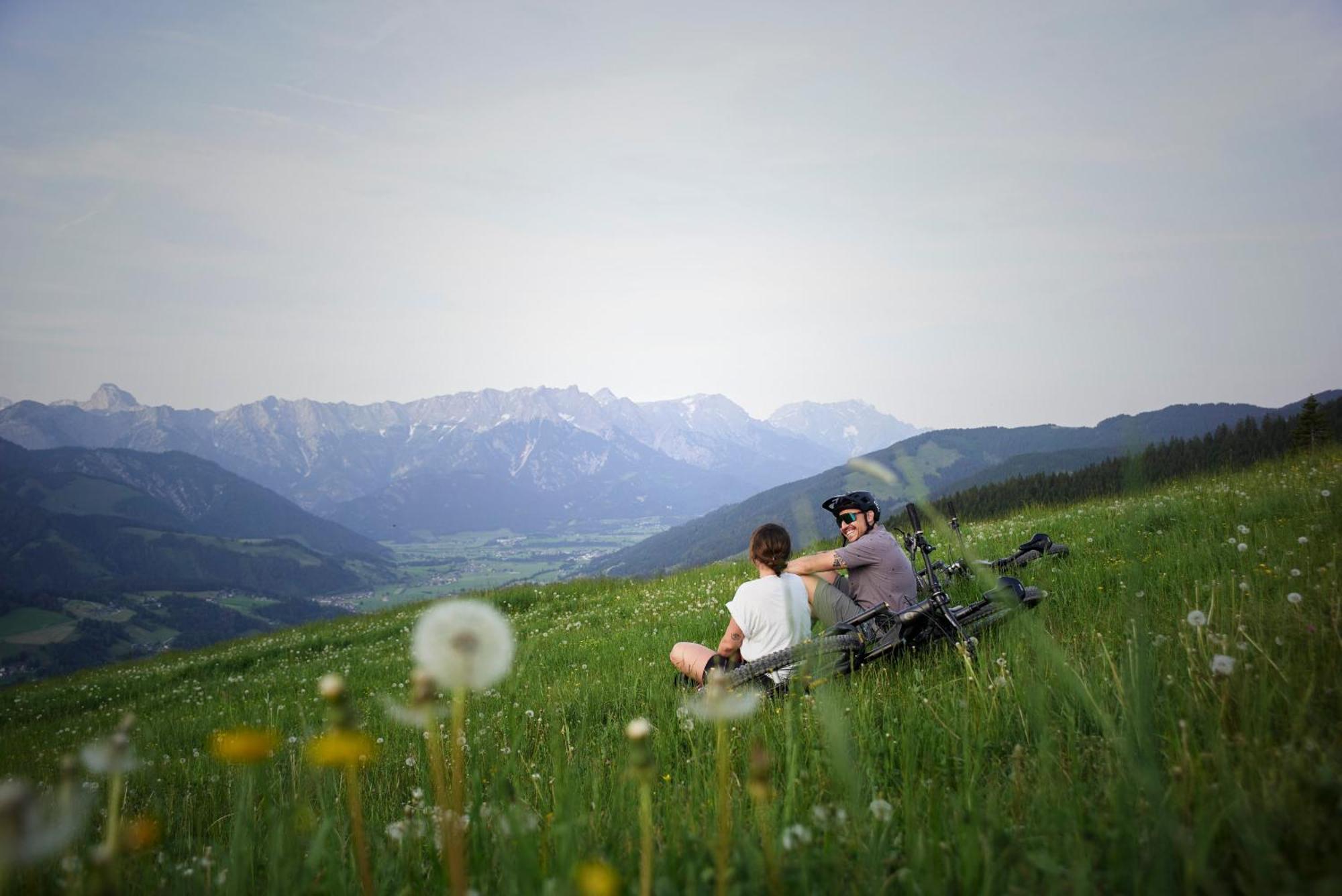 Holzhotel Forsthofalm ลีโอกัง ภายนอก รูปภาพ