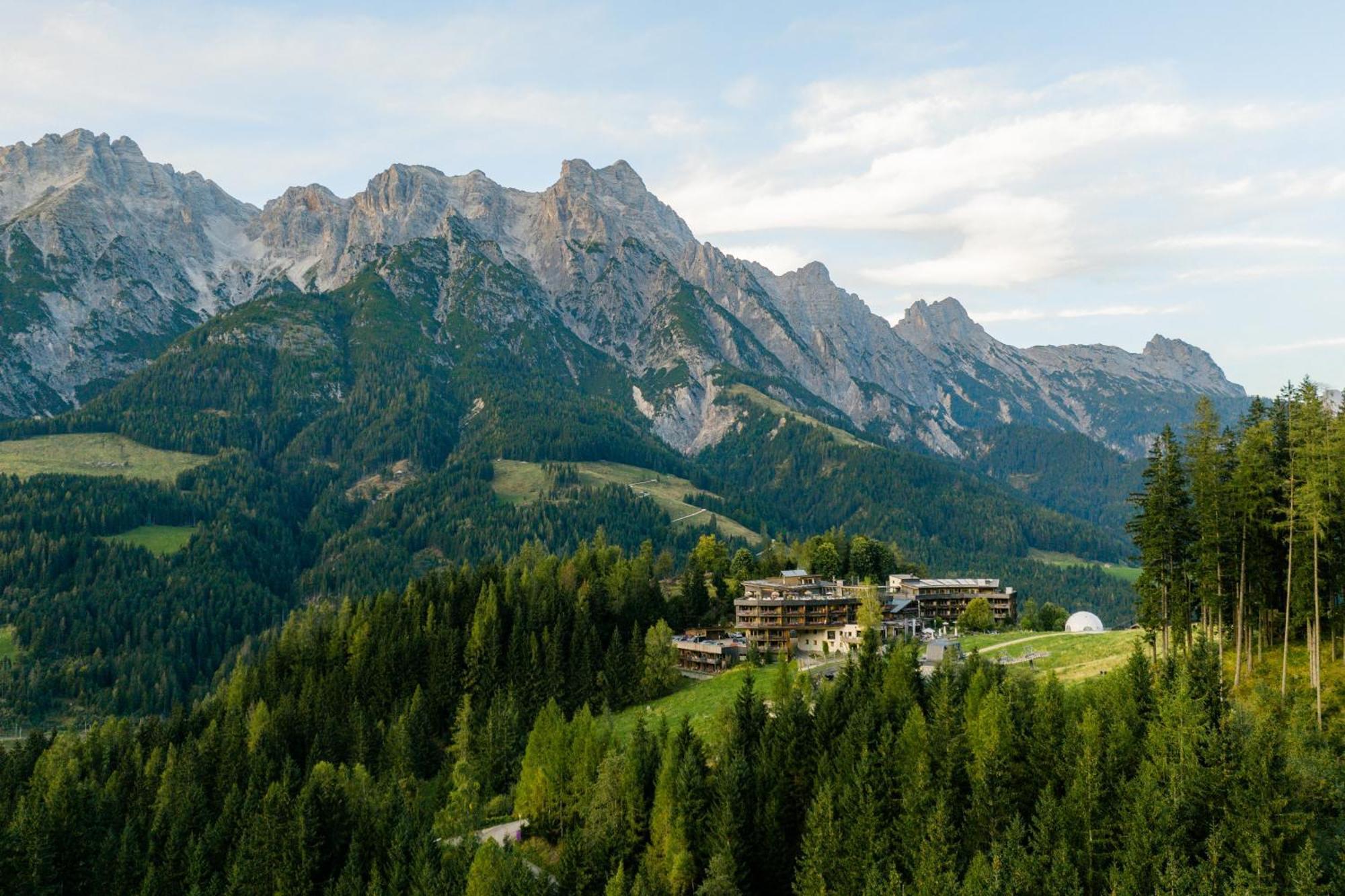Holzhotel Forsthofalm ลีโอกัง ภายนอก รูปภาพ