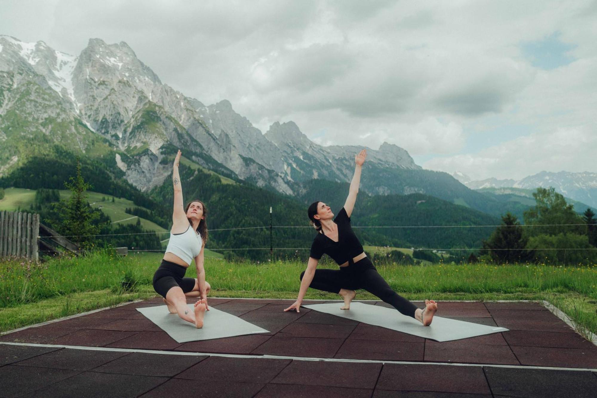 Holzhotel Forsthofalm ลีโอกัง ภายนอก รูปภาพ