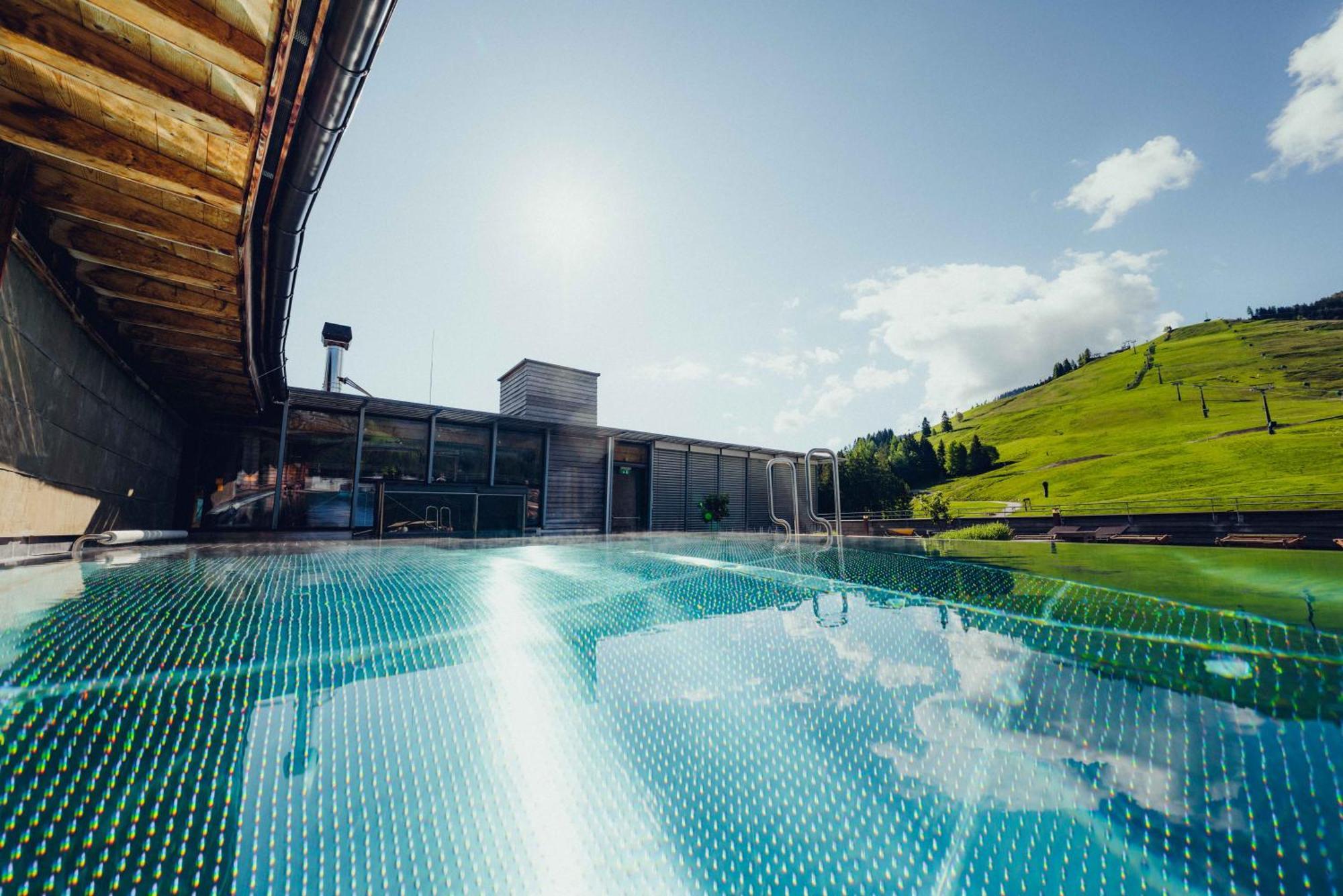 Holzhotel Forsthofalm ลีโอกัง ภายนอก รูปภาพ