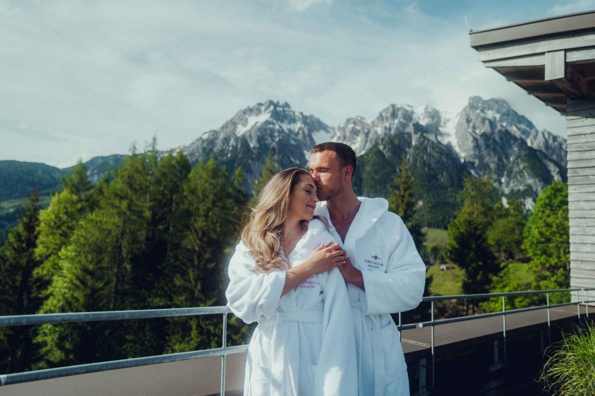 Holzhotel Forsthofalm ลีโอกัง ภายนอก รูปภาพ