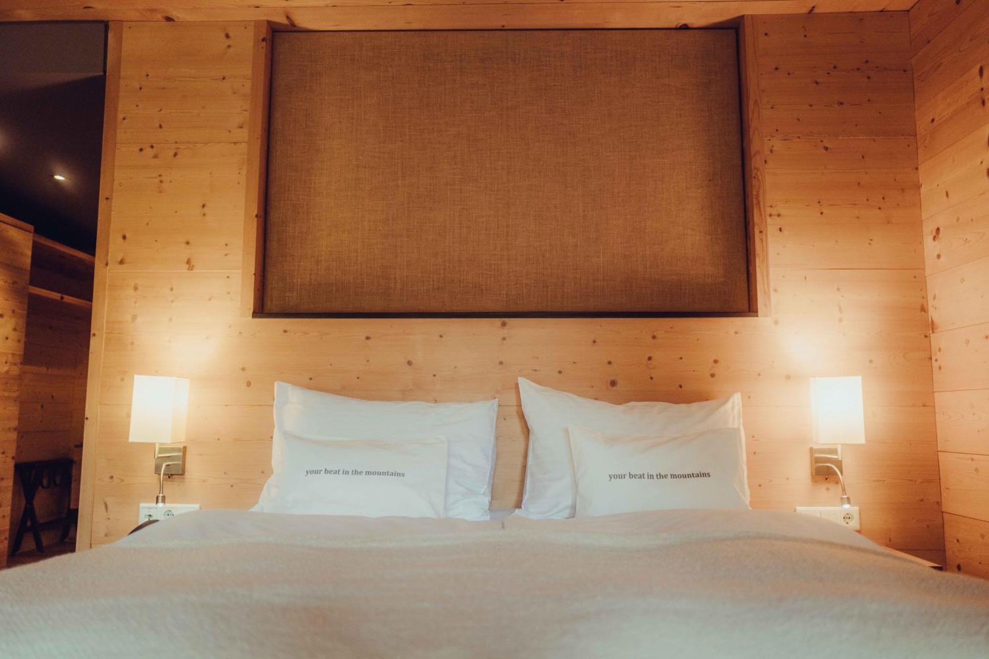 Holzhotel Forsthofalm ลีโอกัง ภายนอก รูปภาพ