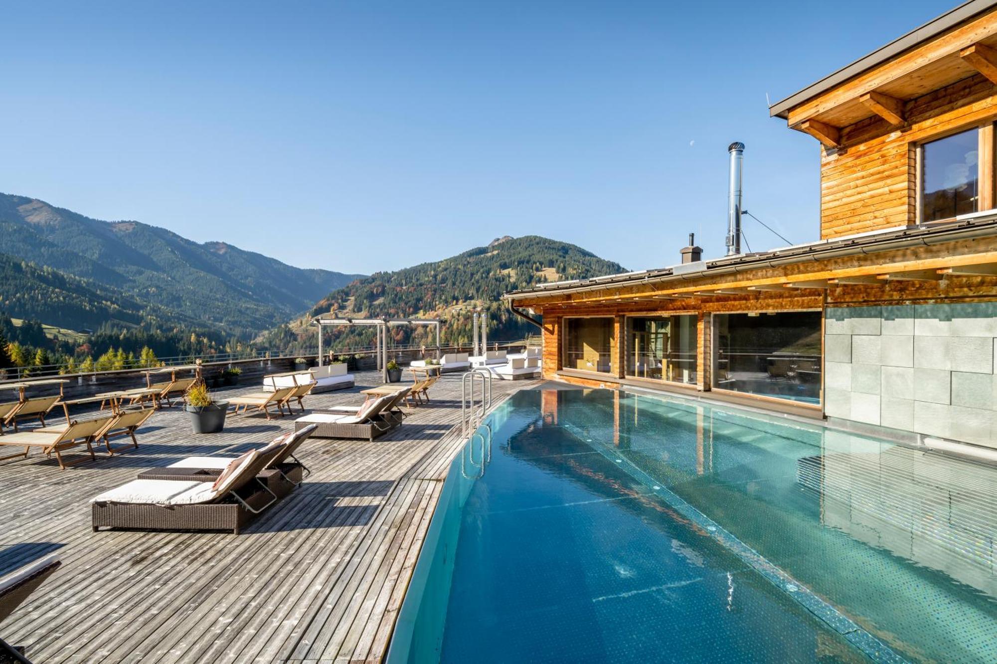 Holzhotel Forsthofalm ลีโอกัง ภายนอก รูปภาพ
